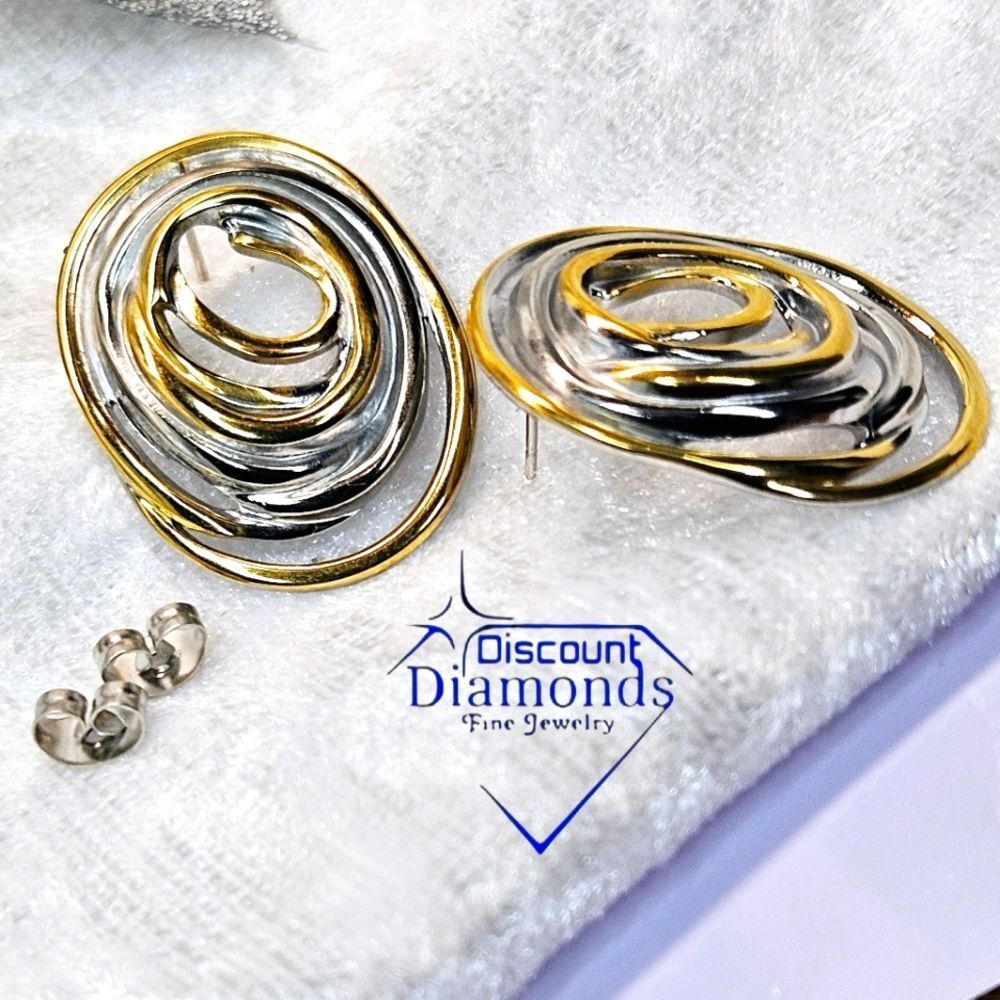 Alternating Overlapping Gold & Silver Pattern on Stainless Steel